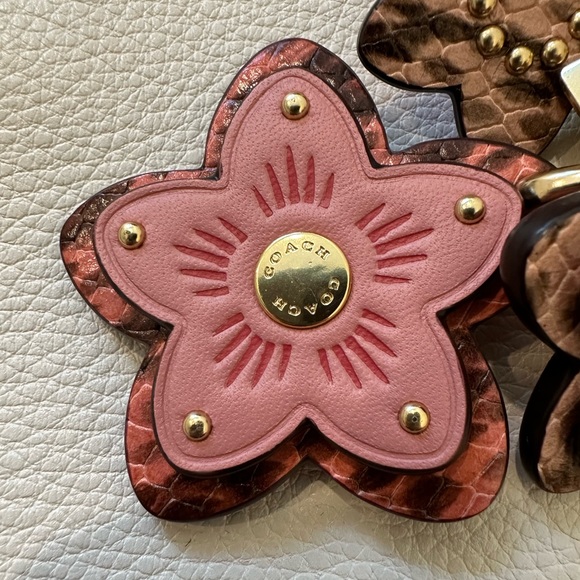 Coach crème crossbody camera bag with flower Coach keychain. - Picture 5 of 7